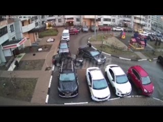 Мужик устроил погоню со стрельбой во дворе подмосковного ЖК    В ЖК «Ольгино Парк» мужик с пистолетом поджидал местного... (видео)