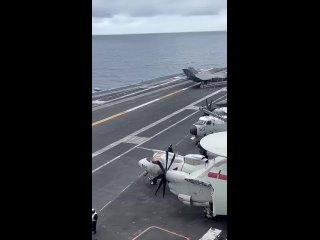 Мастерское приземление истребителя на авианосец. (видео)