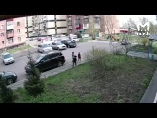 Сбежавшие с выпаса кони снесли семилетнюю девочку во дворе дома в Новокузнецке. У ребёнка сотрясение мозга и гематомы. ... (видео)