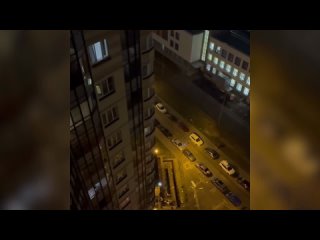 На Парнасе минувшей ночью задержали мужчину, кидавшего вещи с балкона своей квартиры на улице Фёдора Абрамова  На... (видео)