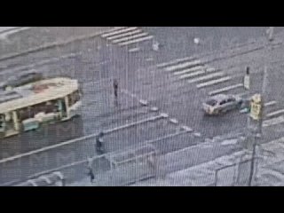 Юную петербурженку сбили сразу после выхода из трамвая   ДТП с девятиклассницей произошло этим утром. Девочка выходила... (видео)