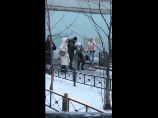 Угол Лермонтовского и 10-й Красноармейской. Здесь обычно идут от метро или с остановки и срезают угол через двор. Здесь... (видео)