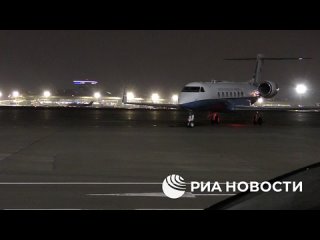 Кадры прилета Александра Винника в Россию публикует РИА Новости.   Россиянин вернулся на родину накануне поздно вечером... (видео)