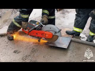 Спасатели ведут работы на двух участках в гараже на улице Большой: в ручную разбирают завалы и извлекают из-под... (видео)