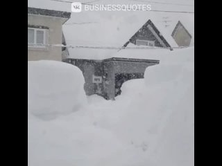 ОСТРОВ ЯПОНИИ УТОПАЕТ В СУГРОБАХ 😱  За всего лишь сутки на острове Хоккайдо выпало 120 сантиметров снега, что приводит... (видео)