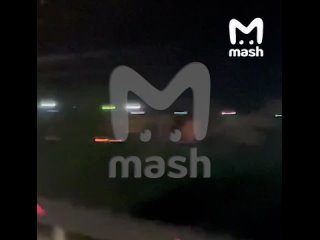 Военный грузовик загорелся на съезде с трассы М4 "Дон" в Московской области.    По информации Mash, всё произошло... (видео)