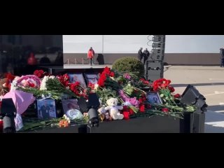 🙏🏻 У «Крокуса» открыли мемориал, посвященный памяти 145 погибших в теракте.    Стеллу из темного мрамора с журавлями... (видео)