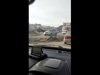 Новосибирцы выражают недовольство по поводу состояния проезжей части около Пашинского переезда   На дороге имеется... (видео)