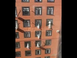 Кадры с места взрыва в Махачкале — под домом, с которого сыпется осколки, ходят люди   Очевидцы снимают видео... (видео)