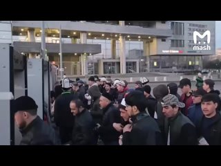 Российские мусульмане начинают отмечать Уразу-байрам. Это день разговения и конец священного месяца Рамадан.   Сегодня... (видео)