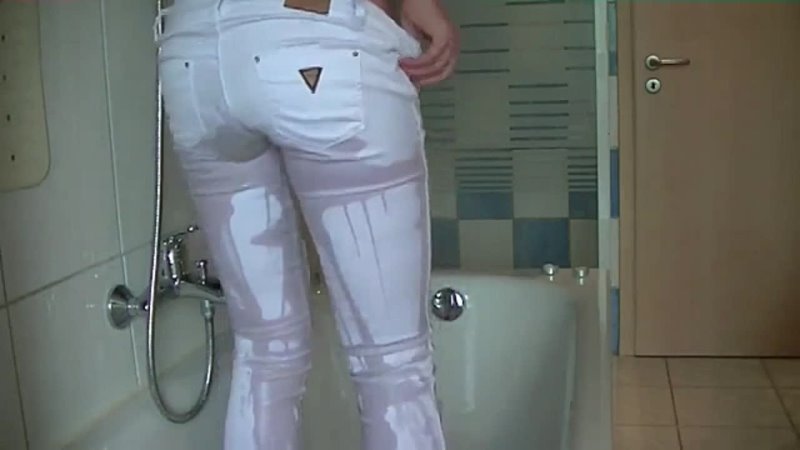 ! Girl piss and poop in white jeans !