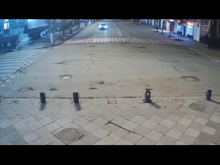В подмосковном Ногинске водитель легкового вылетел на пешеходную зону тротуара.   В результате происшествия мужчина... (видео)