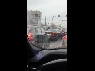 Водители двух "Фордов" развлекли попутчиков потасовкой на проспекте Народного Ополчения.   Поводом для выяснения... (видео)