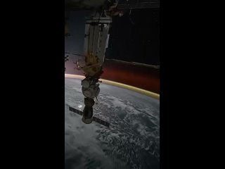 🌏Так «поёт» Земля.  Включите звук и послушайте, как звучат магнитные поля нашей планеты в космосе. Эти звуки —... (видео)