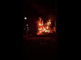 В Ханты-Мансийске прогремел мощный взрыв в многоквартирном доме    По предварительным данным, причиной стал бытовой... (видео)