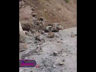 «Посыпалась скала, ужас, че творится» — огромные валуны придавили 2 автомобиля в Приморье    На перевале «Серебряный»... (видео)