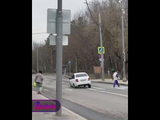 Бородач-понторез на «Гранте» устроил школу дрифта на пешеходном переходе и чуть не сбил женщину в Москве    Рядовой... (видео)