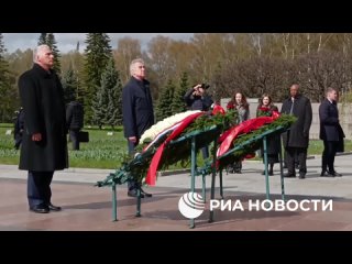 Кубинский лидер Мигель Диас-Канель Бермудес возложил цветы к монументу "Мать-Родина" на Пискаревском мемориальном... (видео)