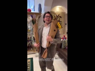 Еще один уникальный подарок для Примадоны на день рождения — вязаные букеты от Bottega Veneta.   Кто именно сделал... (видео)