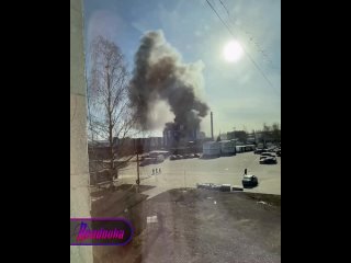 В Карелии горит Онежский судостроительный завод — от здания валит черный дым    Как сообщается, пожар вспыхнул в цеху,... (видео)