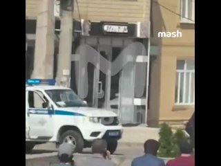 Момент перестрелки с полицейскими в Махачкале. Предварительно, погибших трое.    Со слов очевидцев, нападавших было... (видео)