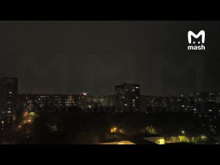 С первой грозой почти в начале мая года, москвичи! В Химках сейчас так — полыхающие молнии и прочее залипательное.  ... (видео)