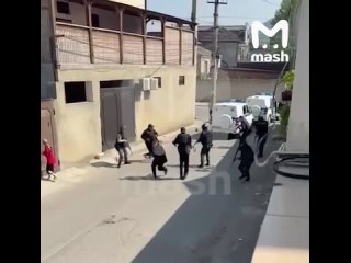 Первыми в перестрелке в Махачкале погибли два сотрудника ППС — их из автомата расстреляли боевики. Третий ГИБДДшник... (видео)