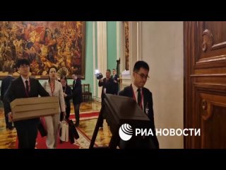 Китайская делегация, сопровождающая Си Цзиньпина, принесла в Кремль большой граммофон из темного дерева, украшенный... (видео)