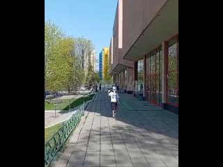 Мальчик, которого искусали хаски, уже гуляет по улице и активно разговаривает с папой    Маленький Валя из Сочи,... (видео)