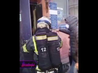 Кадры эвакуации людей из горящего бывшего здания Электрозавода — спасатели вытаскивают людей с помощью подъемников ... (видео)