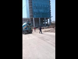 ⚡️🇹🇭В Бангкоке произошло сильное землетрясение    Из-за толчков вода выплескивалась наружу из бассейнов в высотках.... (видео)