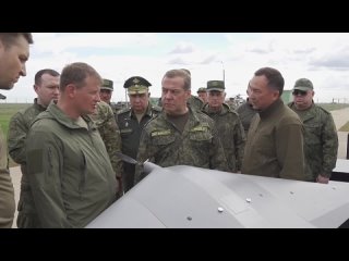 🇷🇺 Медведев посетил полигон Капустин Яр  Дмитрий Медведев ознакомился с работой перспективных средств поражения,... (видео)