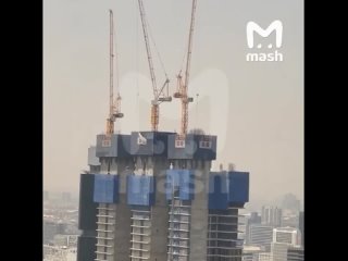 Ещё кадры землетрясения в Бангкоке. Метро в городе встало. Людей просят найти укрытие и не приближаться к высоткам.... (видео)
