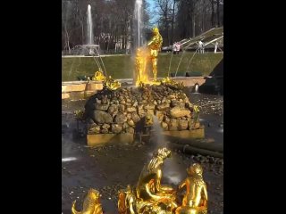 Фонтаны заработали в «Петергофе»  Официальное открытие пройдёт 26 апреля. (видео)
