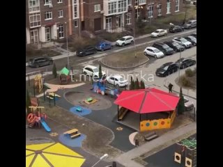 Стрельба около детского сада в московской Коммунарке. Местный бегал вокруг детской площадки, стрелял из травмата и... (видео)