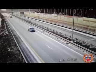 Водитель BMW на высокой скорости не справился с управлением и столкнулся с ограждением на трассе М-11.  К сожалению,... (видео)