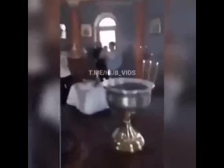 Родители шокированы действиями священнослужителя, который чуть не утопил младенца.   Верующие, пришедшие в церковь за... (видео)