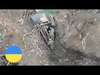 Под Покровском русский солдат спокойно пересекает «открытку» под градом ударов дронов-камикадзе — в этом же бою 4... (видео)