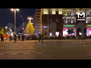 Первая репетиция Парада Победы 9 мая на Тверской в Москве. Около 30 автобусов с военнослужащими проехали в сторону... (видео)