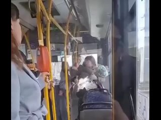 😱 Девушка кулаком несколько раз ударила женщину в автобусе №326 в Колпино.    По словам очевидцев, две подруги... (видео)