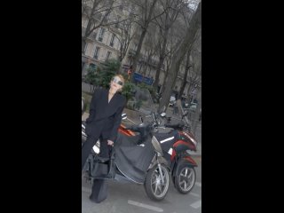 58-летняя Рената Литвинова продемонстрировала стиль в Париже.   Тем не менее, подписчики заметили у актрисы признаки... (видео)