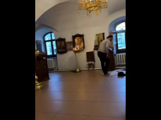 В Вологде мужчина помолился на коврике в церкви. Однако он не обращался к Богу, что, возможно, станет причиной его... (видео)