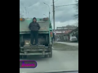 Новосибирский водитель мусоровоза накатал на шесть статей    Водитель мусоровоза в Новосибирске решил прокатить не... (видео)