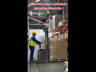 На современный оптовый склад компании «Лион» требуются:  Водитель автопогрузчика (ричтрак) - от 90 000 ₽  Кладовщик -... (видео)