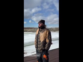 Стильно, модно, молодежно: Стас Михайлов в двух куртках, штанах и шапке с крестами на гастролях в Барнауле. Защита от... (видео)