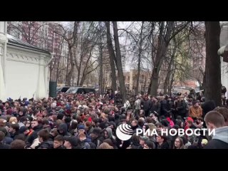 Сотни людей собрались около храма Петра и Павла в Лефортово, где проходит прощание с репером Пашей Техником, передает... (видео)