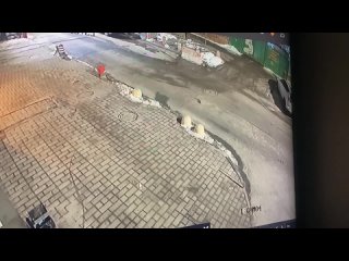 Неизвестная бабушка ходит ночью и прокалывает шины автомобилей, припаркованных в центре Ростова.    В ночь на 1 марта... (видео)