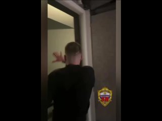 Неадекватный мужчина с ножом пытался войти в квартиру жителя Бибирево.   Конфликт возник из-за замечания о курении в... (видео)