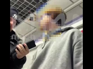В одном из пунктов выдачи заказов в Москве мужчина напал на 16-летнего сотрудника.   Посетитель ударив подростка за то,... (видео)