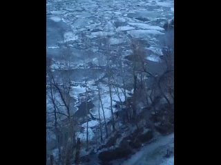 Жители "Весеннего" стали свидетелями опасных игр детей на реке у 15 дома по ул. Заречная    "Проведите с детьми... (видео)